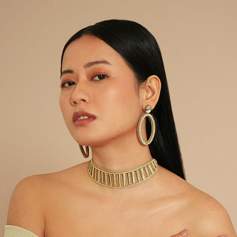 Model wearing Deepa Gurnani Pret Meiner Choker